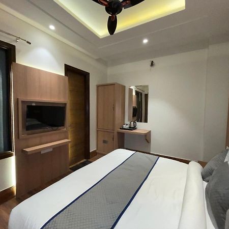 Hotel Crown Savoy, Near Railway Station & Guru Nanak Dev University أمريتسار المظهر الخارجي الصورة