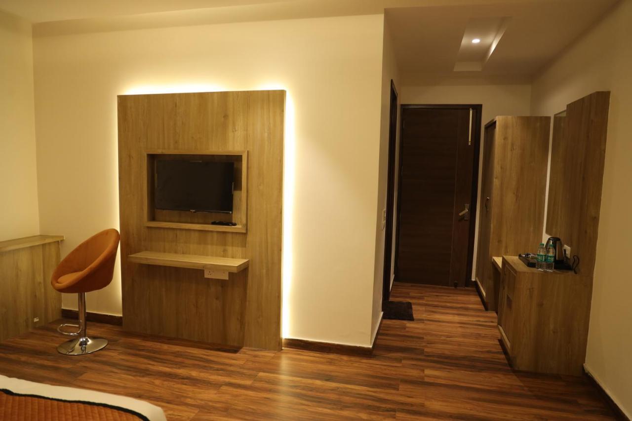 Hotel Crown Savoy, Near Railway Station & Guru Nanak Dev University أمريتسار المظهر الخارجي الصورة