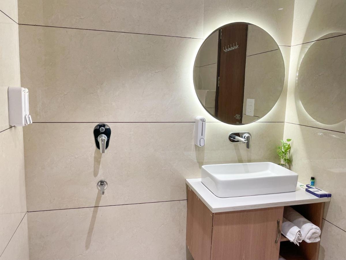 Hotel Crown Savoy, Near Railway Station & Guru Nanak Dev University أمريتسار المظهر الخارجي الصورة