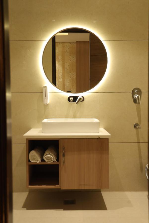 Hotel Crown Savoy, Near Railway Station & Guru Nanak Dev University أمريتسار المظهر الخارجي الصورة
