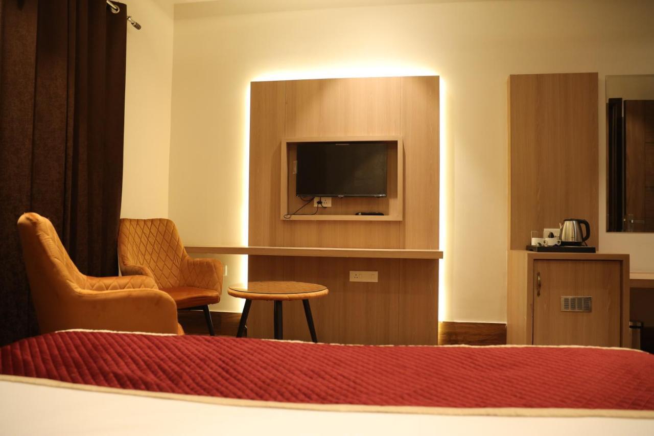 Hotel Crown Savoy, Near Railway Station & Guru Nanak Dev University أمريتسار المظهر الخارجي الصورة