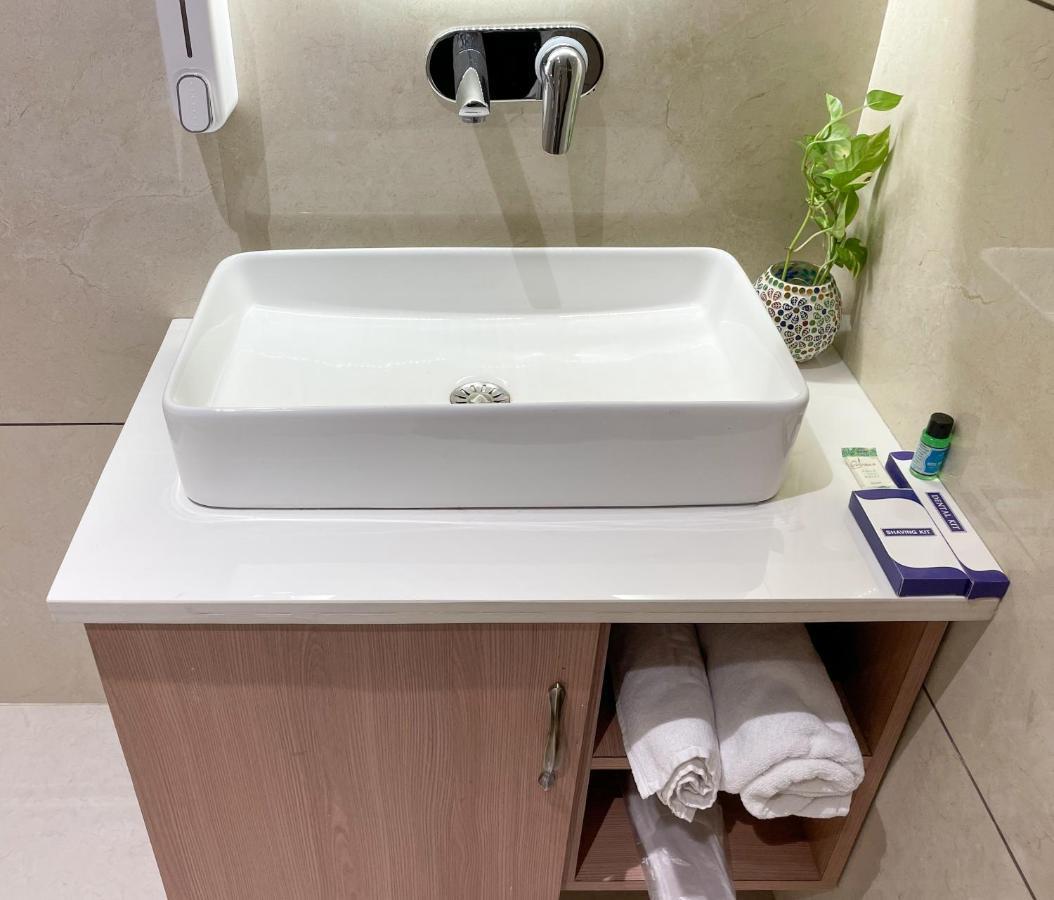 Hotel Crown Savoy, Near Railway Station & Guru Nanak Dev University أمريتسار المظهر الخارجي الصورة