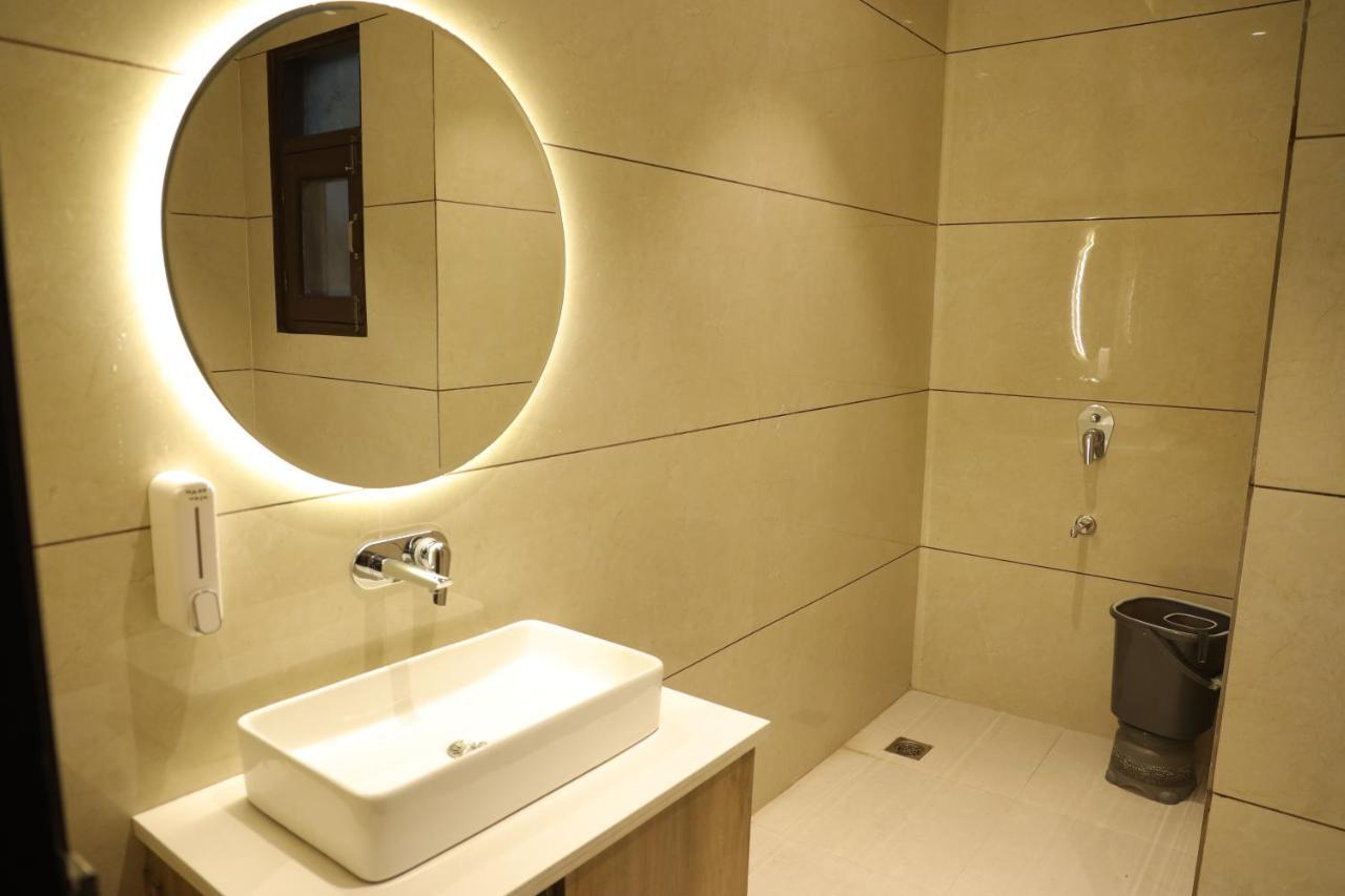 Hotel Crown Savoy, Near Railway Station & Guru Nanak Dev University أمريتسار المظهر الخارجي الصورة