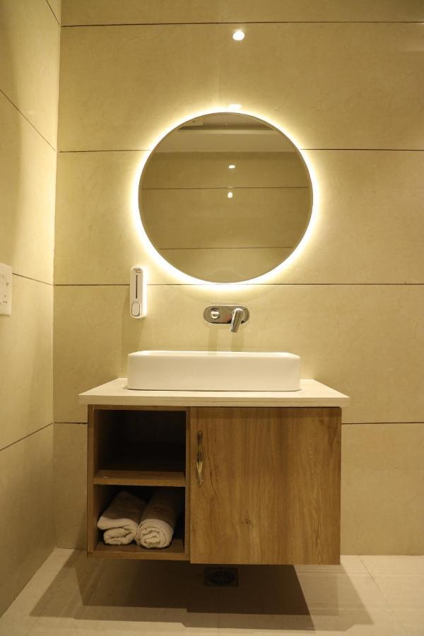 Hotel Crown Savoy, Near Railway Station & Guru Nanak Dev University أمريتسار المظهر الخارجي الصورة