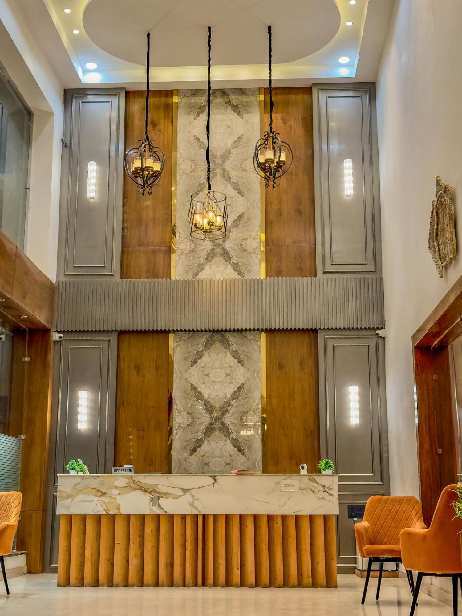 Hotel Crown Savoy, Near Railway Station & Guru Nanak Dev University أمريتسار المظهر الخارجي الصورة